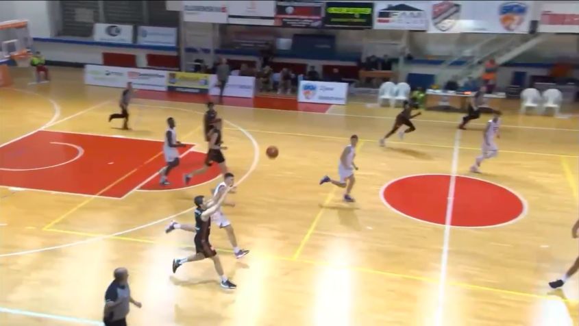 VIDEO: Majerčákov úžasný kôš z polovice ihriska