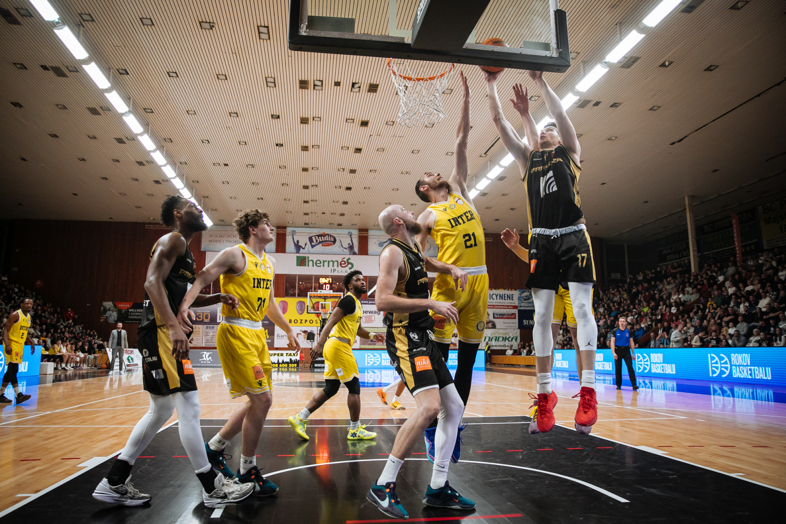 VO ŠTVRŤFINÁLE PROTI INTERU (SYSTÉM PLAY-OFF)