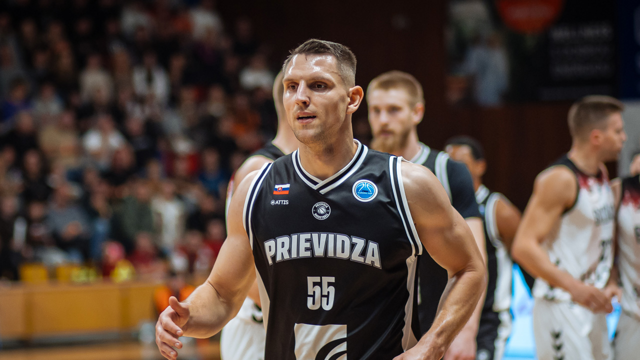 Denis Krestinin v drese BC Prievidza aj v decembri