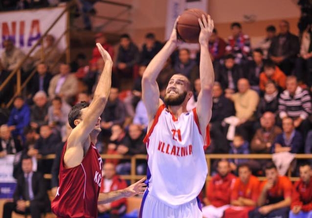 Mike Rostampour v drese BC Prievidza končí. Novým hráčom Miloš Pajovič.