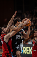 16. kolo TIPOS SBL: BC Prievidza - BC Komárno 104:102 (Vladimír Králik)