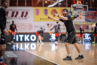 34. kolo Tipos SBL: BC Prievidza - BC Komárno 79:81 (Lukáš Droppan)	
