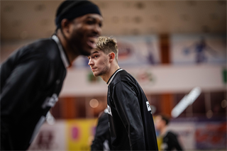 34. kolo Tipos SBL: BC Prievidza - BC Komárno 79:81 (Lukáš Droppan)	