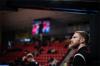 34. kolo Tipos SBL: BC Prievidza - BC Komárno 79:81 (Lukáš Droppan)	
