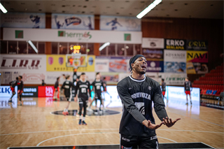 34. kolo Tipos SBL: BC Prievidza - BC Komárno 79:81 (Lukáš Droppan)	