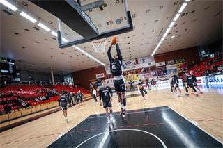 34. kolo Tipos SBL: BC Prievidza - BC Komárno 79:81 (Lukáš Droppan)	