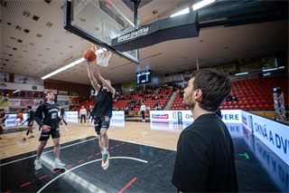 34. kolo Tipos SBL: BC Prievidza - BC Komárno 79:81 (Lukáš Droppan)	