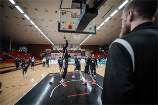 34. kolo Tipos SBL: BC Prievidza - BC Komárno 79:81 (Lukáš Droppan)	