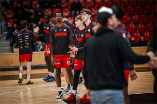 34. kolo Tipos SBL: BC Prievidza - BC Komárno 79:81 (Lukáš Droppan)	