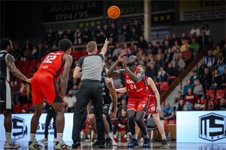 34. kolo Tipos SBL: BC Prievidza - BC Komárno 79:81 (Lukáš Droppan)	