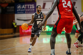 34. kolo Tipos SBL: BC Prievidza - BC Komárno 79:81 (Lukáš Droppan)	
