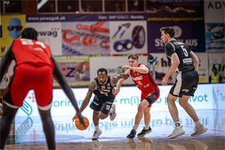 34. kolo Tipos SBL: BC Prievidza - BC Komárno 79:81 (Lukáš Droppan)	