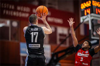 34. kolo Tipos SBL: BC Prievidza - BC Komárno 79:81 (Lukáš Droppan)	
