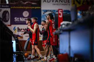 34. kolo Tipos SBL: BC Prievidza - BC Komárno 79:81 (Lukáš Droppan)	