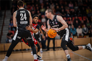 34. kolo Tipos SBL: BC Prievidza - BC Komárno 79:81 (Lukáš Droppan)	