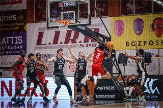 34. kolo Tipos SBL: BC Prievidza - BC Komárno 79:81 (Lukáš Droppan)	