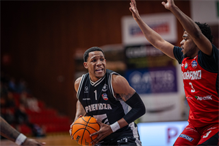 34. kolo Tipos SBL: BC Prievidza - BC Komárno 79:81 (Lukáš Droppan)	