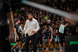 34. kolo Tipos SBL: BC Prievidza - BC Komárno 79:81 (Lukáš Droppan)	