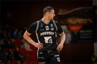 34. kolo Tipos SBL: BC Prievidza - BC Komárno 79:81 (Lukáš Droppan)	