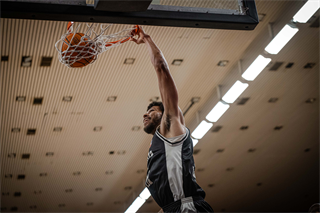 34. kolo Tipos SBL: BC Prievidza - BC Komárno 79:81 (Lukáš Droppan)	