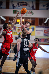 34. kolo Tipos SBL: BC Prievidza - BC Komárno 79:81 (Lukáš Droppan)	