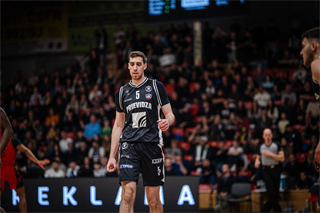 34. kolo Tipos SBL: BC Prievidza - BC Komárno 79:81 (Lukáš Droppan)	