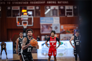 34. kolo Tipos SBL: BC Prievidza - BC Komárno 79:81 (Lukáš Droppan)	