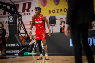 34. kolo Tipos SBL: BC Prievidza - BC Komárno 79:81 (Lukáš Droppan)	