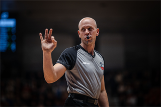 34. kolo Tipos SBL: BC Prievidza - BC Komárno 79:81 (Lukáš Droppan)	