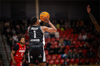 34. kolo Tipos SBL: BC Prievidza - BC Komárno 79:81 (Lukáš Droppan)	