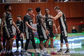 34. kolo Tipos SBL: BC Prievidza - BC Komárno 79:81 (Lukáš Droppan)	