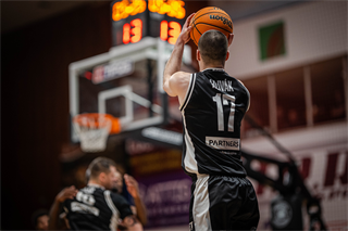 34. kolo Tipos SBL: BC Prievidza - BC Komárno 79:81 (Lukáš Droppan)	