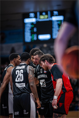 34. kolo Tipos SBL: BC Prievidza - BC Komárno 79:81 (Lukáš Droppan)	