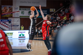 34. kolo Tipos SBL: BC Prievidza - BC Komárno 79:81 (Lukáš Droppan)	
