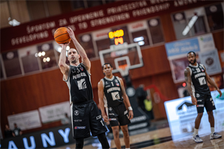 34. kolo Tipos SBL: BC Prievidza - BC Komárno 79:81 (Lukáš Droppan)	