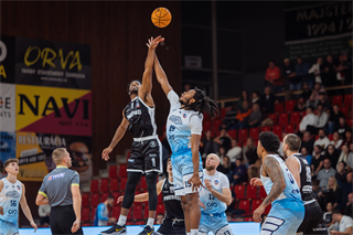 3. kolo TIPOS SBL: BC Prievidza - Nitra Blue Wings 72:74 (Vladimír Králik)