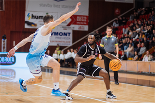 3. kolo TIPOS SBL: BC Prievidza - Nitra Blue Wings 72:74 (Vladimír Králik)
