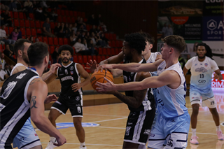 3. kolo TIPOS SBL: BC Prievidza - Nitra Blue Wings 72:74 (Ladislav Szibilla)	