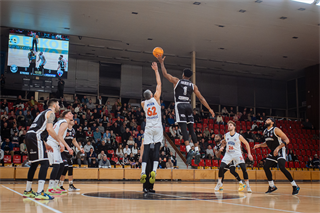 Predohrávka 13. kola TIPOS SBL: BC Prievidza - Spišskí Rytieri 104:99 (Vladimír Králik)
