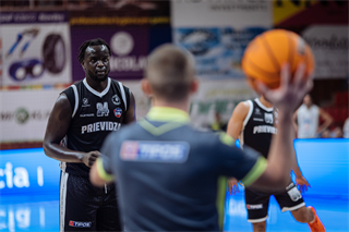 Predohrávka 13. kola TIPOS SBL: BC Prievidza - Spišskí Rytieri 104:99 (Vladimír Králik)