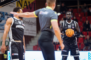 Predohrávka 13. kola TIPOS SBL: BC Prievidza - Spišskí Rytieri 104:99 (Vladimír Králik)