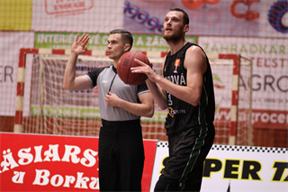 3. Kolo SBL BC Prievidza : MBK Handlová 72:73 (foto: Ladislav Szibilla)