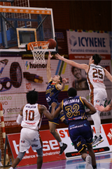 8. Kolo Niké SBL: BC Prievidza - Iskra Svit 88:102 (foto: Ladislav Szibilla)