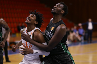 17. Kolo Niké SBL: BC Prievidza - MBK Baník Handlová 90:87 (foto: Ladislav Szibilla)