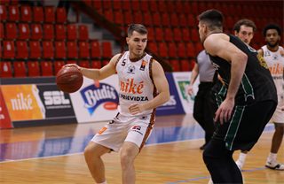 17. Kolo Niké SBL: BC Prievidza - MBK Baník Handlová 90:87 (foto: Ladislav Szibilla)