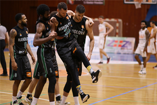 17. Kolo Niké SBL: BC Prievidza - MBK Baník Handlová 90:87 (foto: Ladislav Szibilla)