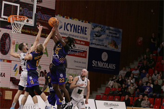 8. Kolo Niké SBL: BC Prievidza - BK Iskra Svit 76:86 (foto: Ladislav Szibilla)	