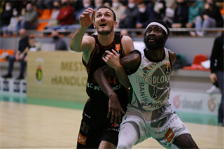 10. Kolo Niké SBL: MBK Handlová - BC Prievidza 93:101 (foto: Ladislav Szibilla)	