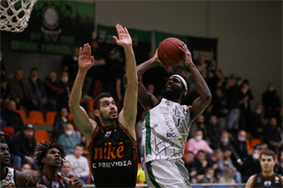 24. Kolo Niké SBL: MBK Handlová - BC Prievidza 75:79 (foto: Ladislav Szibilla)
