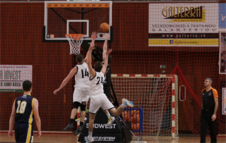 1. liga: BC Prievidza B - BK MŠK Patrioti Žiar n. Hronom U23 75:102 (foto: Ladislav Szibilla)	